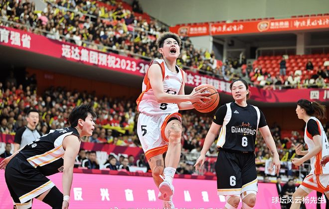 世界杯篮球总决赛进入激战谁能够脱颖而出